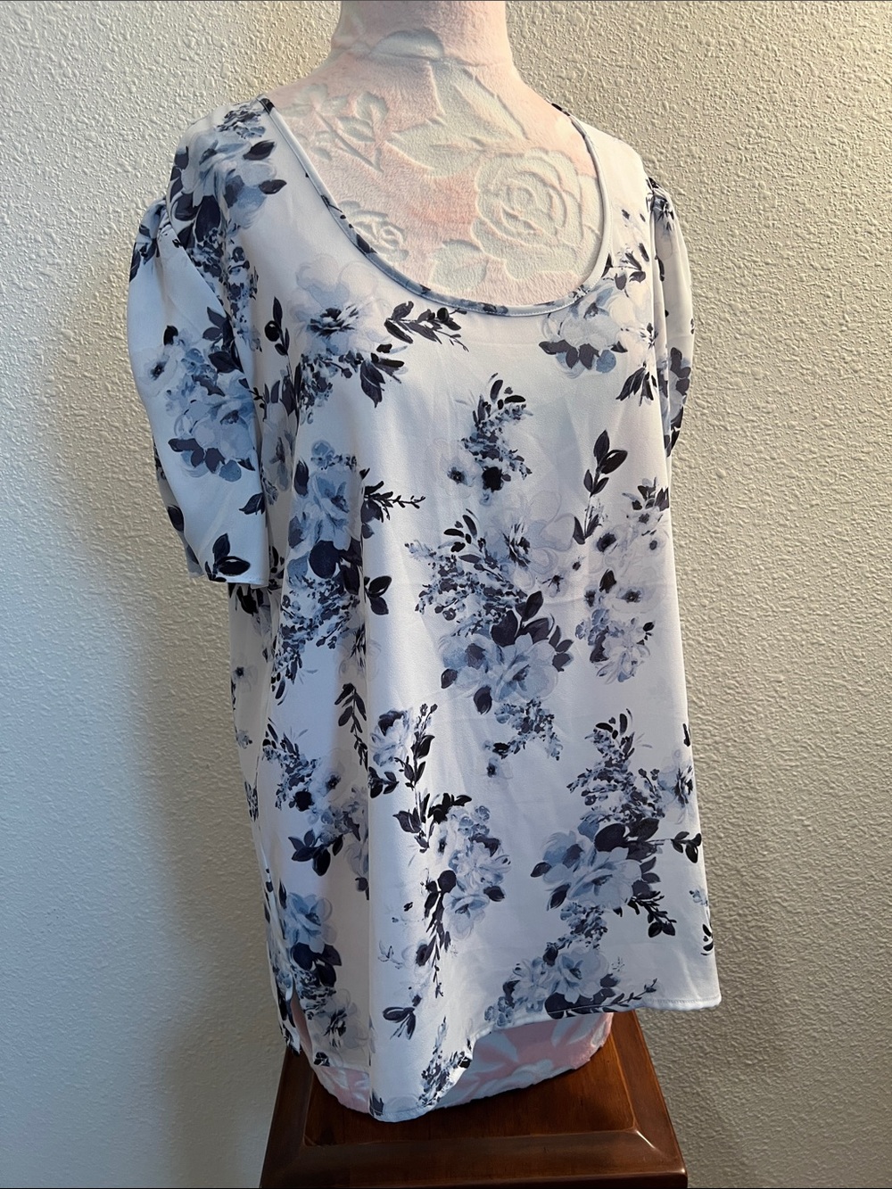 Maurices White Scoop Neck Floral Top in Blue